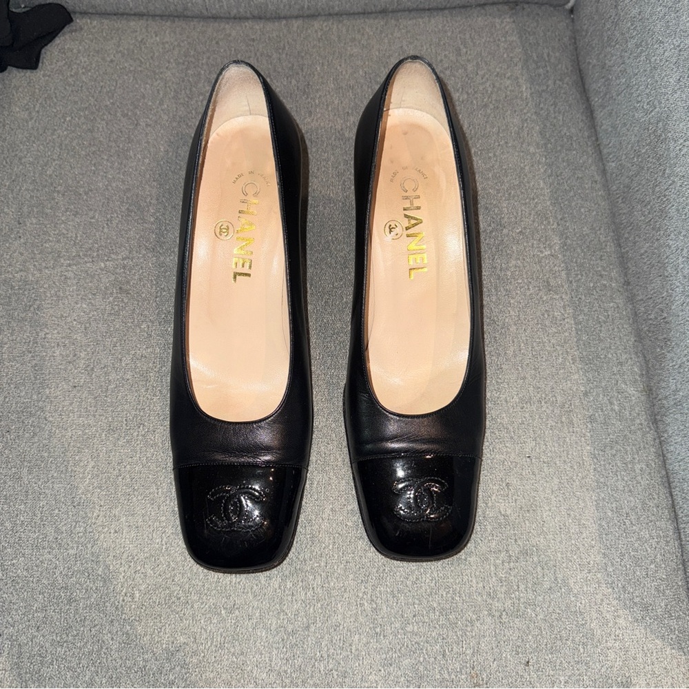 CHANEL Black Heels with CC Logo - Picture 3 of 7